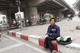 Dấu hiệu bất thường phía sau những người khuyết tật bán hàng rong Dấu hiệu bất thường phía sau những người khuyết tật bán hàng rong