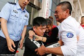 22 năm mòn mỏi tìm con trai bị bắt cóc, cuối cùng cặp vợ chồng già òa khóc cầm xét nghiệm ADN 22 năm mòn mỏi tìm con trai bị bắt cóc, cuối cùng cặp vợ chồng già òa khóc cầm xét nghiệm ADN