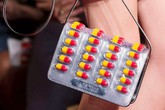 Chiếc túi xách 25 triệu nhìn như vỉ thuốc con nhộng Chiếc túi xách 25 triệu nhìn như vỉ thuốc con nhộng