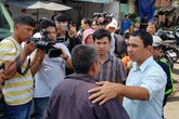 MC Quyền Linh, Minh Luân đến thắp hương cho hai 'hiệp sĩ' Sài Gòn MC Quyền Linh, Minh Luân đến thắp hương cho hai 'hiệp sĩ' Sài Gòn