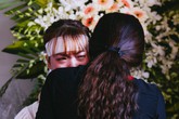 Nước mắt người thân của hiệp sĩ bị đâm tử vong: “Con thích bắt cướp giống cha, nhưng giờ con ngã xuống rồi..." Nước mắt người thân của hiệp sĩ bị đâm tử vong: “Con thích bắt cướp giống cha, nhưng giờ con ngã xuống rồi..."