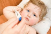 Những sai lầm cần tránh khi hạ sốt cho trẻ Những sai lầm cần tránh khi hạ sốt cho trẻ