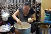 Hàng xôi nức tiếng phố cổ: Bán 3 tiếng ban đêm, ăn phải xếp hàng chờ Hàng xôi nức tiếng phố cổ: Bán 3 tiếng ban đêm, ăn phải xếp hàng chờ