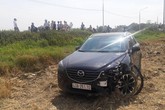 Ô tô tông bẹp dúm xe máy rồi lao thẳng xuống ruộng Ô tô tông bẹp dúm xe máy rồi lao thẳng xuống ruộng