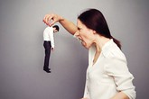 Chồng bị vợ đấm bầm mặt ở công ty vì ngoại tình Chồng bị vợ đấm bầm mặt ở công ty vì ngoại tình