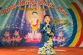 Quang Hà quỳ gối giữa sân khấu khi hát về mẹ Quang Hà quỳ gối giữa sân khấu khi hát về mẹ