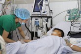Bé trai nhảy xuống hồ bơi bị đập đầu suýt chết Bé trai nhảy xuống hồ bơi bị đập đầu suýt chết