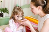 Bé trai suýt chết vì uống thực phẩm chức năng giống oresol Bé trai suýt chết vì uống thực phẩm chức năng giống oresol