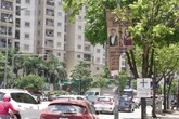 Băng rôn quảng cáo cũ, rách nát nhan nhản khắp đường phố Băng rôn quảng cáo cũ, rách nát nhan nhản khắp đường phố