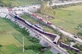 Giây phút kinh hoàng tàu khách đâm xe tải chở đá khiến 2 người chết, 8 người bị thương Giây phút kinh hoàng tàu khách đâm xe tải chở đá khiến 2 người chết, 8 người bị thương