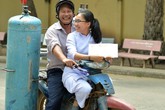 Hình ảnh "siêu đáng yêu" người cha cùng con gái ngày bế giảng Hình ảnh "siêu đáng yêu" người cha cùng con gái ngày bế giảng