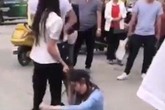 Phản ứng của người chồng ngoại tình trong màn đánh ghen của cô vợ trẻ khiến ai cũng xót xa, phẫn nộ Phản ứng của người chồng ngoại tình trong màn đánh ghen của cô vợ trẻ khiến ai cũng xót xa, phẫn nộ