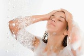 Quên chìa khoá, vợ sang "tắm nhờ" nhà ông hàng xóm độc thân Quên chìa khoá, vợ sang "tắm nhờ" nhà ông hàng xóm độc thân