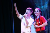 Long Nhật đạt Huy chương bạc từ vở diễn "Dưới ánh đèn" tại Liên hoan sân khấu toàn quốc Long Nhật đạt Huy chương bạc từ vở diễn "Dưới ánh đèn" tại Liên hoan sân khấu toàn quốc