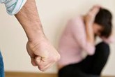 Không ai ngờ người chồng mẫu mực bên ngoài về nhà lại là dã thú Không ai ngờ người chồng mẫu mực bên ngoài về nhà lại là dã thú