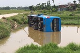 Hà Tĩnh: Xe khách lao xuống hồ nước, hàng chục hành khách hoảng loạn Hà Tĩnh: Xe khách lao xuống hồ nước, hàng chục hành khách hoảng loạn