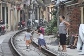 Không cho vượt đường ngang, nhiều gác chắn tàu từng bị... đánh Không cho vượt đường ngang, nhiều gác chắn tàu từng bị... đánh