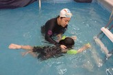Những “chiêu” giúp trẻ thoát tâm lý sợ nước, nhanh biết bơi Những “chiêu” giúp trẻ thoát tâm lý sợ nước, nhanh biết bơi