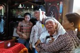 Vụ 3 mẹ con thai phụ tử vong dưới gầm xe tải: "Con trai tôi biết vượt qua nỗi đau này như thế nào đây?" Vụ 3 mẹ con thai phụ tử vong dưới gầm xe tải: "Con trai tôi biết vượt qua nỗi đau này như thế nào đây?"