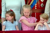 Em họ trêu chọc bịt miệng Hoàng tử George khi đang hát quốc ca Em họ trêu chọc bịt miệng Hoàng tử George khi đang hát quốc ca