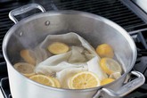 Mẹ luộc áo trắng với quả chanh trên bếp trong sự ngỡ ngàng của con gái và kết quả khiến con bất ngờ Mẹ luộc áo trắng với quả chanh trên bếp trong sự ngỡ ngàng của con gái và kết quả khiến con bất ngờ