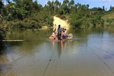 Huyện Krông Bông, tỉnh Đắk Lắk: Người dân liều mình vượt suối bằng cáp treo và bè Huyện Krông Bông, tỉnh Đắk Lắk: Người dân liều mình vượt suối bằng cáp treo và bè