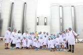 Vui hè 2018, bé cùng khám phá siêu nhà máy sữa của Vinamilk Vui hè 2018, bé cùng khám phá siêu nhà máy sữa của Vinamilk