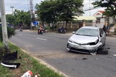 Buồn ngủ, 1 phụ nữ lái ô tô mới mua 2 tháng tông vào cột điện Buồn ngủ, 1 phụ nữ lái ô tô mới mua 2 tháng tông vào cột điện
