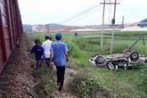 Tàu chở hàng húc văng ôtô bán tải, một người tử vong Tàu chở hàng húc văng ôtô bán tải, một người tử vong