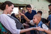 Hình ảnh đẹp của Angelina Jolie giữa ồn ào tranh chấp nuôi con với Brad Pitt Hình ảnh đẹp của Angelina Jolie giữa ồn ào tranh chấp nuôi con với Brad Pitt