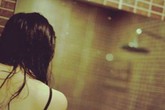Cô gái bị người đàn ông chặn xe, kéo vào bụi rậm hiếp dâm Cô gái bị người đàn ông chặn xe, kéo vào bụi rậm hiếp dâm