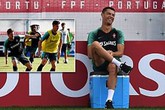 Ronaldo đùa giỡn trên sân tập trước thất bại của Messi Ronaldo đùa giỡn trên sân tập trước thất bại của Messi