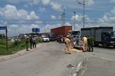 2 mẹ con bị xe tải kéo 500m, thương vong trên đường phố Sài Gòn khi vừa đi khám bệnh 2 mẹ con bị xe tải kéo 500m, thương vong trên đường phố Sài Gòn khi vừa đi khám bệnh