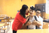 Nữ sinh “thi nhau” hôn má trước ngày thi THPT quốc gia Nữ sinh “thi nhau” hôn má trước ngày thi THPT quốc gia