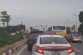 Tiếp bài “Dựng tóc gáy với hàng loạt xe buýt vượt đèn đỏ”: Phạt tiền, tước bằng lái của tài xế vi phạm Tiếp bài “Dựng tóc gáy với hàng loạt xe buýt vượt đèn đỏ”: Phạt tiền, tước bằng lái của tài xế vi phạm