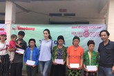 Hoa hậu Đỗ Mỹ Linh giản dị đi cứu trợ đồng bào bị mưa lũ Hoa hậu Đỗ Mỹ Linh giản dị đi cứu trợ đồng bào bị mưa lũ