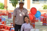 Xúc động hình ảnh người cha đi dép lê, áo đẫm mồ hôi theo con gái dự tổng kết Xúc động hình ảnh người cha đi dép lê, áo đẫm mồ hôi theo con gái dự tổng kết