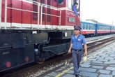 Chuyện buồn khó tin của những người gắn mình với các chuyến tàu Chuyện buồn khó tin của những người gắn mình với các chuyến tàu