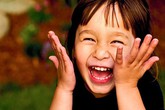 Những việc đơn giản khiến con hạnh phúc mà cha mẹ nào cũng làm được Những việc đơn giản khiến con hạnh phúc mà cha mẹ nào cũng làm được