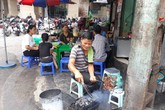 Chuyện lạ chủ quán bún “không lời” nhưng luôn hút khách Chuyện lạ chủ quán bún “không lời” nhưng luôn hút khách