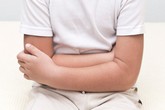 Ra sức chữa táo bón cho con, bố mẹ tá hỏa khi biết con mắc căn bệnh nguy hiểm này Ra sức chữa táo bón cho con, bố mẹ tá hỏa khi biết con mắc căn bệnh nguy hiểm này