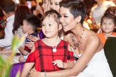 H'Hen Niê cổ vũ Mr Đàm đi chân trần biểu diễn H'Hen Niê cổ vũ Mr Đàm đi chân trần biểu diễn
