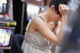 Gái xinh nức nở ôm bầu vì người tình giàu có "biến mất" Gái xinh nức nở ôm bầu vì người tình giàu có "biến mất"