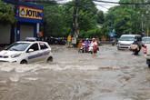 Hà Nội: Mưa trắng trời, phố thành sông Hà Nội: Mưa trắng trời, phố thành sông
