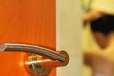 Giúp việc U60 có sở thích quái đản, thường xuyên rình xem cậu chủ tắm Giúp việc U60 có sở thích quái đản, thường xuyên rình xem cậu chủ tắm