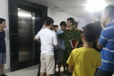 Xót xa cảnh người chồng khóc ngất, không thể đứng vững khi hay tin vợ là nghi phạm thắt cổ 2 cháu bé tử vong Xót xa cảnh người chồng khóc ngất, không thể đứng vững khi hay tin vợ là nghi phạm thắt cổ 2 cháu bé tử vong