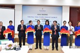 Khai trương trung tâm phẫu thuật robot tư nhân đầu tiên tại Việt Nam Khai trương trung tâm phẫu thuật robot tư nhân đầu tiên tại Việt Nam