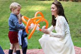Kate đến trường đón George tan học chỉ một ngày sau khi sinh con Kate đến trường đón George tan học chỉ một ngày sau khi sinh con