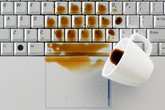 Cần làm gì khi bạn lỡ tay đổ nước lên laptop? Cần làm gì khi bạn lỡ tay đổ nước lên laptop?