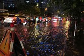 Hà Nội: Đường phố “chết cứng” trong cơn mưa lớn giờ tan tầm Hà Nội: Đường phố “chết cứng” trong cơn mưa lớn giờ tan tầm